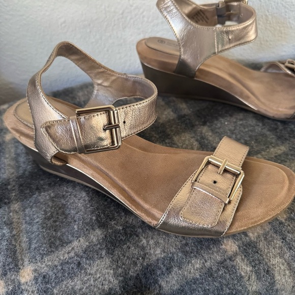 Giani Bernini Bryana Open-Toe Sandals Gold Memory Foam Wedge Metallic Size 9.5 - Picture 5 of 11